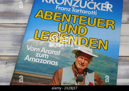 Viersen, Deutschland - 9. April. 2024: Nahaufnahme des deutschen Journalisten Dieter Kronzucker Buchumschlag Stockfoto