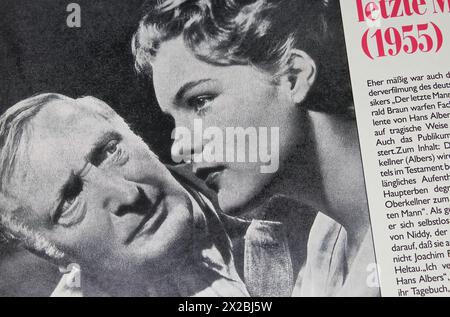 Viersen, Deutschland - 5. April. 2024: Nahaufnahme der deutschen Filmszene der letzte Mann mit Romy Schneider und Hans Albers aus dem Jahr 1955 im Magazin Stockfoto