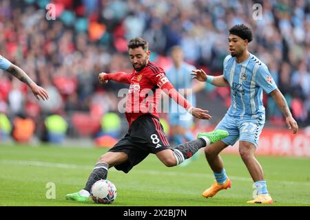 London, Großbritannien. April 2024. Bruno Fernandes von Manchester United erzielt seinen Teams das 3. Tor. Das Halbfinale des Emirates FA Cup, Coventry City gegen Manchester United im Wembley Stadium in London am Sonntag, den 21. April 2024. Nur redaktionelle Verwendung. bild von Andrew Orchard/Andrew Orchard Sportfotografie/Alamy Live News Credit: Andrew Orchard Sportfotografie/Alamy Live News Stockfoto