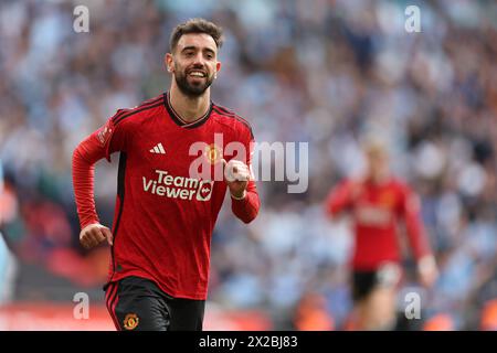 London, Großbritannien. April 2024. Bruno Fernandes von Manchester United feiert, nachdem er seinem Team das 3. Tor erzielt hat. Das Halbfinale des Emirates FA Cup, Coventry City gegen Manchester United im Wembley Stadium in London am Sonntag, den 21. April 2024. Nur redaktionelle Verwendung. bild von Andrew Orchard/Andrew Orchard Sportfotografie/Alamy Live News Credit: Andrew Orchard Sportfotografie/Alamy Live News Stockfoto