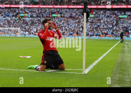 London, Großbritannien. April 2024. Bruno Fernandes von Manchester United feiert, nachdem er seinem Team das 3. Tor erzielt hat. Das Halbfinale des Emirates FA Cup, Coventry City gegen Manchester United im Wembley Stadium in London am Sonntag, den 21. April 2024. Nur redaktionelle Verwendung. bild von Andrew Orchard/Andrew Orchard Sportfotografie/Alamy Live News Credit: Andrew Orchard Sportfotografie/Alamy Live News Stockfoto