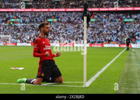 London, Großbritannien. April 2024. Bruno Fernandes von Manchester United feiert, nachdem er seinem Team das 3. Tor erzielt hat. Das Halbfinale des Emirates FA Cup, Coventry City gegen Manchester United im Wembley Stadium in London am Sonntag, den 21. April 2024. Nur redaktionelle Verwendung. bild von Andrew Orchard/Andrew Orchard Sportfotografie/Alamy Live News Credit: Andrew Orchard Sportfotografie/Alamy Live News Stockfoto
