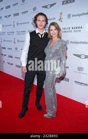 Tina Ruland und ihr Sohn Jahvis beim Felix Burda Award am 21.04.2024 in Berlin Stockfoto