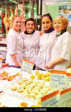 Pintxos, Metzger, Gastro Pote, San Martin Markt, Donostia, San Sebastian, Baskenland, Spanien. Stockfoto