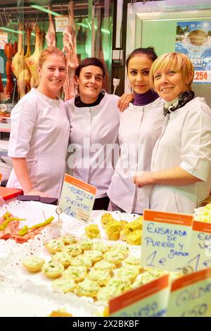 Pintxos, Metzger, Gastro Pote, San Martin Markt, Donostia, San Sebastian, Baskenland, Spanien. Stockfoto