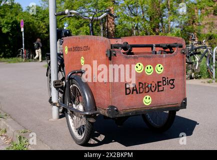 Berlin, Deutschland. April 2024. 21.04.2024, Berlin. Ein Babboe Lastenrad steht am Suedkreuz und ist mit einem Stab verbunden. Kredit: Wolfram Steinberg/dpa Kredit: Wolfram Steinberg/dpa/Alamy Live News Stockfoto