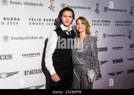 Berlin, Deutschland. April 2024. Tina Ruland, Schauspielerin, kommt mit ihrem Sohn Jahvis Rahmoune ins Adlon Kempinski Hotel, um den Felix Burda Award 2024 zu erhalten. Auf der Gala würdigt die Felix Burda Foundation Engagement und Pionierforschung auf dem Gebiet der Darmkrebsprävention. Quelle: Christoph Soeder/dpa/Alamy Live News Stockfoto