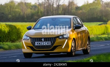 Bicester, UK- April 21st2024: 2023 gelber Peugeot 208 Oldtimer, der auf einer britischen Straße fährt Stockfoto