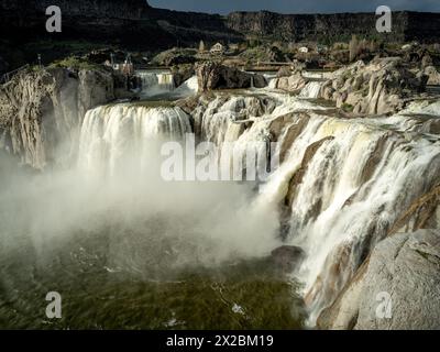 Großer Wasserfall auf dem Snake River während des Frühlingsabflusses Stockfoto