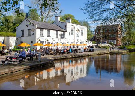 Die Leute, die draußen sitzen, essen und trinken im Pub The Shroppie fliegen im Dorf Cheshire in Audlem Cheshire England Stockfoto