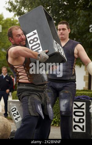 Iñaki Perurena berühmten Stein Lifter, ´Harrijasotzaile´ Baskisch ländlichen Sport, Hondarribia, Guipuzcoa, Baskisches Land, Spanien Stockfoto