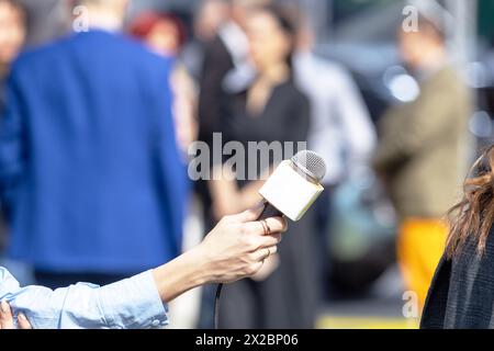 Reporterin, die ein Medieninterview mit einer nicht erkennbaren weiblichen Person führt Stockfoto