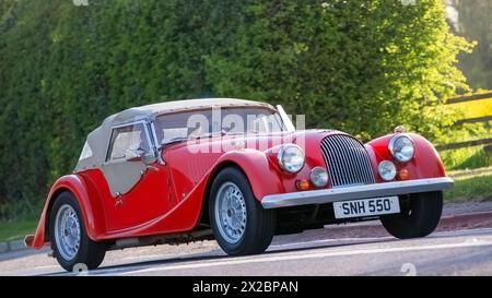 Bicester, Großbritannien - 21. April 2024: 1983 roter Morgan Plus 8 Oldtimer, der auf einer britischen Straße fährt Stockfoto