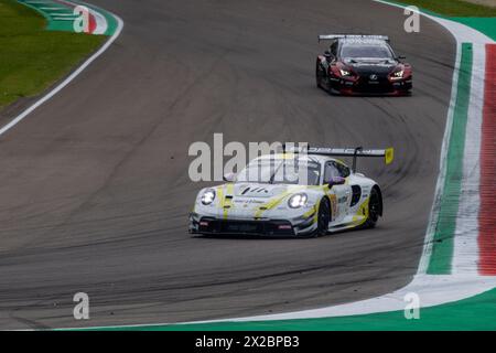 Imola, Italien. April 2024. MANTHEY PURERXCING (LTU), Porsche 911 GT3 R - Aliaksandr Malykhin (KNA), Joel Sturm (DEU), Klaus Bachler (AUT) während der 6 Stunden von Imola, 2. Runde der FIA-Langstrecken-Weltmeisterschaft 2024, am 21. April auf dem International Circuit Enzo und Dino Ferrari in Imola, Italien, 2024 während der WEC - 6 Stunden von Imola, Langstreckenrennen in Imola, Italien, 21. April 2024 Credit: Independent Photo Agency/Alamy Live News Stockfoto