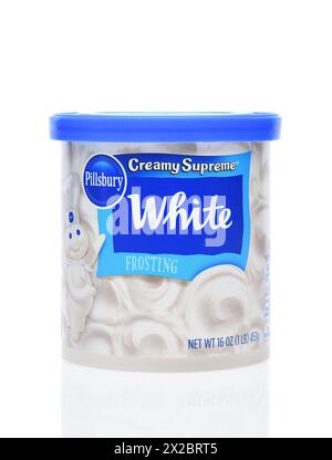IRVINE, KALIFORNIEN - 20. April 2024: Eine Dose Pillsbury Creamy Supreme White Frosting. Stockfoto