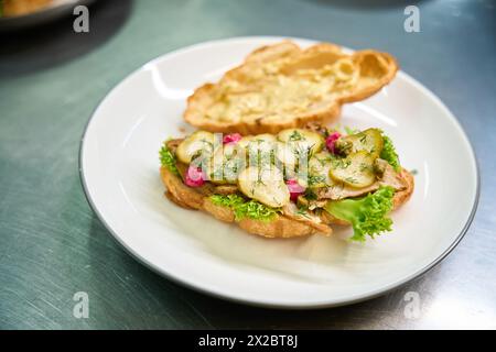 Blick auf köstliches frisch zubereitetes Croissant-Sandwich mit leckerer Füllung Stockfoto