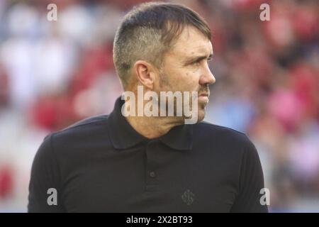 Curitiba, Brasilien. April 2024. PR - CURITIBA - 21/2024 - BRASILIANISCHER A 2024, ATHLETICO-PR x INTERNACIONAL - INTERNACIONAL Trainer während eines Spiels gegen Athletico-PR im Stadion Arena da Baixada für die brasilianische A 2024 Meisterschaft. Foto: Gabriel Rosa Machado/AGIF (Foto: Gabriel Rosa Machado/AGIF/SIPA USA) Credit: SIPA USA/Alamy Live News Stockfoto