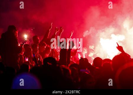 ROTTERDAM - Feyenoord-Anhänger feiern den Sieg rund um den Stadhuisplein. Der Verein gewann den KNVB Cup mit 1:0 gegen NEC Nijmegen. ANP BAS CZERWINSKI niederlande aus - belgien aus Stockfoto