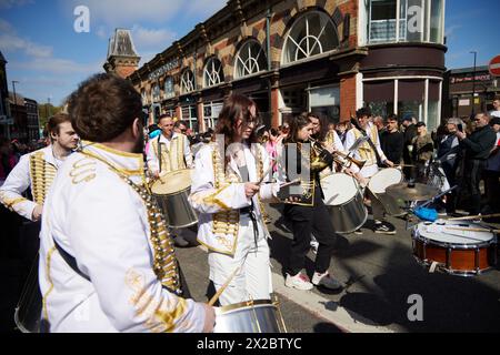 UK. April 2024. Longton Carnival & Pig Walk Parade. Der Longton Pig Walk dreht sich um John Aynsley, der 1886 Bürgermeister von Longton war und half, Spenden für Queen's Park und ein Cottage Hospital zu sammeln. Die Geschichte besagt, dass Aynsley vom Vermieter des Trentham Hotels ein Schwein angeboten wurde, unter der Bedingung, dass er es selbst zum Longton Market fuhr; er vollendete die Leistung und sammelte eine beträchtliche Summe Geld. Jetzt in seinem zweiten Jahr, eine fantastische Veranstaltung, die Longton unterstützt und von seinen Einwohnern genossen wird! Quelle: Phil Crow/Alamy Live News Stockfoto