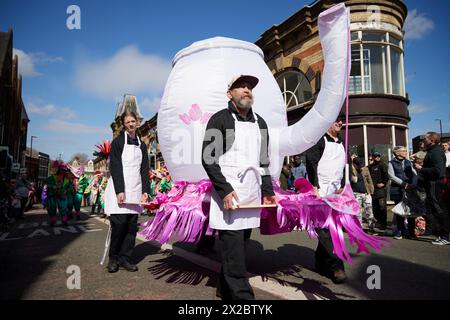 UK. April 2024. Longton Carnival & Pig Walk Parade. Der Longton Pig Walk dreht sich um John Aynsley, der 1886 Bürgermeister von Longton war und half, Spenden für Queen's Park und ein Cottage Hospital zu sammeln. Die Geschichte besagt, dass Aynsley vom Vermieter des Trentham Hotels ein Schwein angeboten wurde, unter der Bedingung, dass er es selbst zum Longton Market fuhr; er vollendete die Leistung und sammelte eine beträchtliche Summe Geld. Jetzt in seinem zweiten Jahr, eine fantastische Veranstaltung, die Longton unterstützt und von seinen Einwohnern genossen wird! Quelle: Phil Crow/Alamy Live News Stockfoto