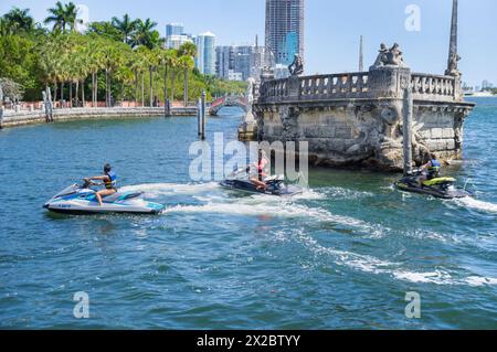 Miami, Florida, USA - 03 11 2024: Fahrer auf Yamaha WaveRunner VX Cruiser HO Jet Ski Boats in den Gewässern der Biscayne Bay vor dem Stone Barge of Stockfoto