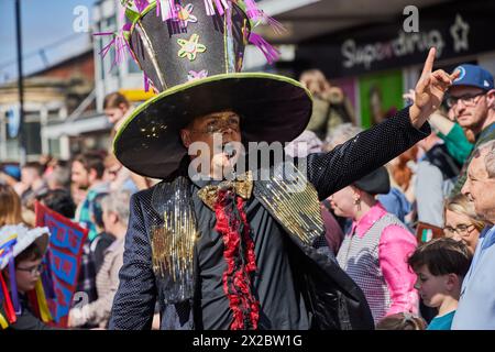 UK. April 2024. Longton Carnival & Pig Walk Parade. Der Longton Pig Walk dreht sich um John Aynsley, der 1886 Bürgermeister von Longton war und half, Spenden für Queen's Park und ein Cottage Hospital zu sammeln. Die Geschichte besagt, dass Aynsley vom Vermieter des Trentham Hotels ein Schwein angeboten wurde, unter der Bedingung, dass er es selbst zum Longton Market fuhr; er vollendete die Leistung und sammelte eine beträchtliche Summe Geld. Jetzt in seinem zweiten Jahr, eine fantastische Veranstaltung, die Longton unterstützt und von seinen Einwohnern genossen wird! Quelle: Phil Crow/Alamy Live News Stockfoto