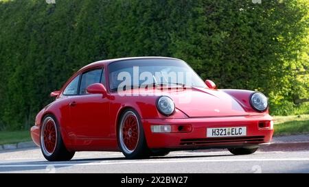 Bicester, Großbritannien - 21.04.2024: 1990 roter Porsche 911 Carrera 2 Coupé Oldtimer auf britischer Straße Stockfoto