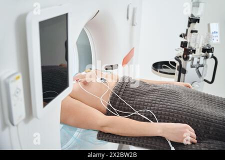 Männlicher Patient mit kontrastverstärkter EKG-getriggerter Koronarcomputertomographie Stockfoto