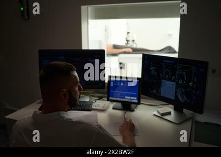 Erfahrener Radiologe, der ambulante Computertomographie durchführt Stockfoto