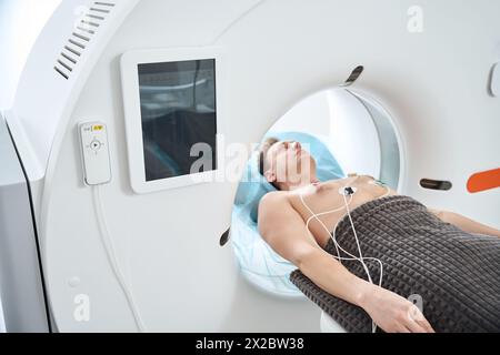 Der Mann unterzieht sich einer EKG-gesteuerten koronaren Computertomographie Stockfoto