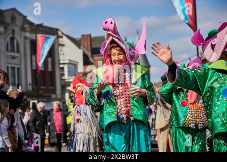 UK. April 2024. Longton Carnival & Pig Walk Parade. Der Longton Pig Walk dreht sich um John Aynsley, der 1886 Bürgermeister von Longton war und half, Spenden für Queen's Park und ein Cottage Hospital zu sammeln. Die Geschichte besagt, dass Aynsley vom Vermieter des Trentham Hotels ein Schwein angeboten wurde, unter der Bedingung, dass er es selbst zum Longton Market fuhr; er vollendete die Leistung und sammelte eine beträchtliche Summe Geld. Jetzt in seinem zweiten Jahr, eine fantastische Veranstaltung, die Longton unterstützt und von seinen Einwohnern genossen wird! Quelle: Phil Crow/Alamy Live News Stockfoto