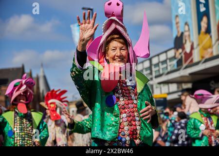 UK. April 2024. Longton Carnival & Pig Walk Parade. Der Longton Pig Walk dreht sich um John Aynsley, der 1886 Bürgermeister von Longton war und half, Spenden für Queen's Park und ein Cottage Hospital zu sammeln. Die Geschichte besagt, dass Aynsley vom Vermieter des Trentham Hotels ein Schwein angeboten wurde, unter der Bedingung, dass er es selbst zum Longton Market fuhr; er vollendete die Leistung und sammelte eine beträchtliche Summe Geld. Jetzt in seinem zweiten Jahr, eine fantastische Veranstaltung, die Longton unterstützt und von seinen Einwohnern genossen wird! Quelle: Phil Crow/Alamy Live News Stockfoto