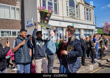 UK. April 2024. Longton Carnival & Pig Walk Parade. Der Longton Pig Walk dreht sich um John Aynsley, der 1886 Bürgermeister von Longton war und half, Spenden für Queen's Park und ein Cottage Hospital zu sammeln. Die Geschichte besagt, dass Aynsley vom Vermieter des Trentham Hotels ein Schwein angeboten wurde, unter der Bedingung, dass er es selbst zum Longton Market fuhr; er vollendete die Leistung und sammelte eine beträchtliche Summe Geld. Jetzt in seinem zweiten Jahr, eine fantastische Veranstaltung, die Longton unterstützt und von seinen Einwohnern genossen wird! Quelle: Phil Crow/Alamy Live News Stockfoto