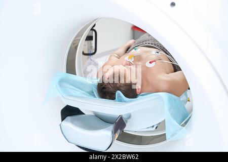 Patient wird einer kontrastverstärkten EKG-getriggerten Koronar-CT-Angiographie unterzogen Stockfoto