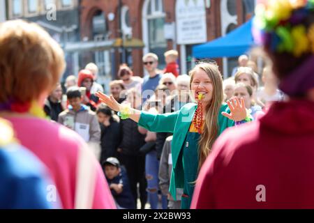 UK. April 2024. Longton Carnival & Pig Walk Parade. Der Longton Pig Walk dreht sich um John Aynsley, der 1886 Bürgermeister von Longton war und half, Spenden für Queen's Park und ein Cottage Hospital zu sammeln. Die Geschichte besagt, dass Aynsley vom Vermieter des Trentham Hotels ein Schwein angeboten wurde, unter der Bedingung, dass er es selbst zum Longton Market fuhr; er vollendete die Leistung und sammelte eine beträchtliche Summe Geld. Jetzt in seinem zweiten Jahr, eine fantastische Veranstaltung, die Longton unterstützt und von seinen Einwohnern genossen wird! Quelle: Phil Crow/Alamy Live News Stockfoto