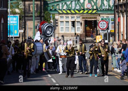 UK. April 2024. Longton Carnival & Pig Walk Parade. Der Longton Pig Walk dreht sich um John Aynsley, der 1886 Bürgermeister von Longton war und half, Spenden für Queen's Park und ein Cottage Hospital zu sammeln. Die Geschichte besagt, dass Aynsley vom Vermieter des Trentham Hotels ein Schwein angeboten wurde, unter der Bedingung, dass er es selbst zum Longton Market fuhr; er vollendete die Leistung und sammelte eine beträchtliche Summe Geld. Jetzt in seinem zweiten Jahr, eine fantastische Veranstaltung, die Longton unterstützt und von seinen Einwohnern genossen wird! Quelle: Phil Crow/Alamy Live News Stockfoto