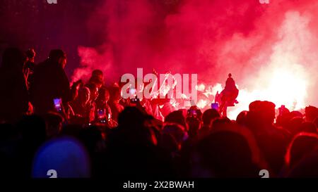 ROTTERDAM - Feyenoord-Anhänger feiern den Sieg rund um den Stadhuisplein. Der Verein gewann den KNVB Cup mit 1:0 gegen NEC Nijmegen. ANP BAS CZERWINSKI Stockfoto