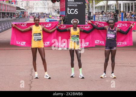 London, Großbritannien. April 2024. Die Gewinner der Frauen, L-t-r 2. Tigst ASSEFA (ETH), 1. Peres JEPCHIRCHIR (KEN), 3. Joyciline JEPKOSGEI (KEN). Die Marathonroute 2024 TCS London führt von Greenwich durch die City of London und endet in der Mall in Westminster. Insgesamt werden in diesem Jahr rund 50.000 Teilnehmer erwartet, darunter 20 Abgeordnete, mehrere Gleichaltrige und viele Prominente. Quelle: Imageplotter/Alamy Live News Stockfoto