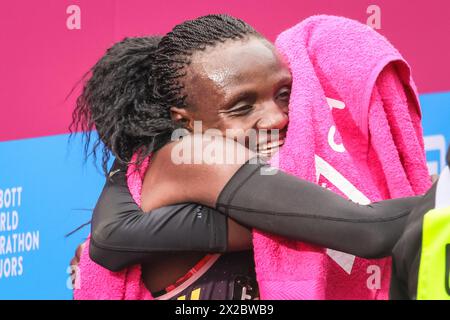 London, Großbritannien. April 2024. 3. Joyciline JEPKOSGEI (KEN) und 2. Tigst ASSEFA (ETH) Umarmung. Die Marathonroute 2024 TCS London führt von Greenwich durch die City of London und endet in der Mall in Westminster. Insgesamt werden in diesem Jahr rund 50.000 Teilnehmer erwartet, darunter 20 Abgeordnete, mehrere Gleichaltrige und viele Prominente. Quelle: Imageplotter/Alamy Live News Stockfoto