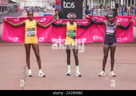 London, Großbritannien. April 2024. Die Gewinner der Frauen, L-t-r 2. Tigst ASSEFA (ETH), 1. Peres JEPCHIRCHIR (KEN), 3. Joyciline JEPKOSGEI (KEN). Die Marathonroute 2024 TCS London führt von Greenwich durch die City of London und endet in der Mall in Westminster. Insgesamt werden in diesem Jahr rund 50.000 Teilnehmer erwartet, darunter 20 Abgeordnete, mehrere Gleichaltrige und viele Prominente. Quelle: Imageplotter/Alamy Live News Stockfoto