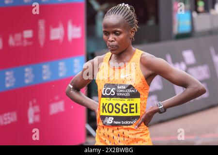 London, Großbritannien. April 2024. Brigid KOSGEI (KEN) kommt auf Platz 5. Die Marathonroute 2024 TCS London führt von Greenwich durch die City of London und endet in der Mall in Westminster. Insgesamt werden in diesem Jahr rund 50.000 Teilnehmer erwartet, darunter 20 Abgeordnete, mehrere Gleichaltrige und viele Prominente. Quelle: Imageplotter/Alamy Live News Stockfoto