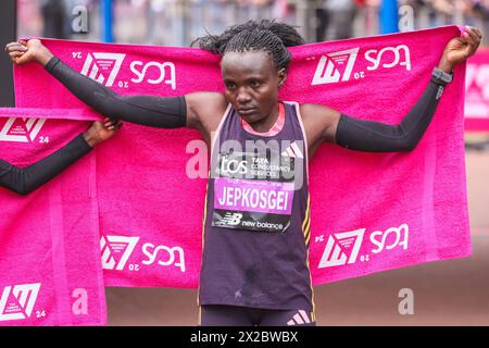 London, Großbritannien. April 2024. Die Gewinnerin der Frauen, die 3. Joyciline JEPKOSGEI (KEN). Die Marathonroute 2024 TCS London führt von Greenwich durch die City of London und endet in der Mall in Westminster. Insgesamt werden in diesem Jahr rund 50.000 Teilnehmer erwartet, darunter 20 Abgeordnete, mehrere Gleichaltrige und viele Prominente. Quelle: Imageplotter/Alamy Live News Stockfoto