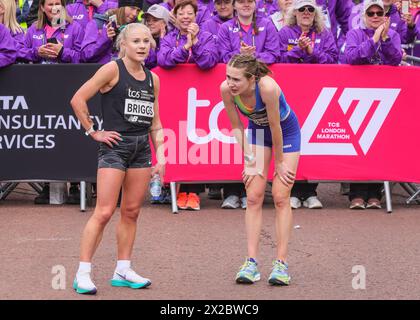 London, Großbritannien. April 2024. Die britischen Läuferinnen Becky Briggs und Mhairi Maclennan feiern. Die Gewinner des Elite-Rennens kommen durch die Ziellinie und den Präsentationsbereich. Die Marathonroute 2024 TCS London führt von Greenwich durch die City of London und endet in der Mall in Westminster. Insgesamt werden in diesem Jahr rund 50.000 Teilnehmer erwartet, darunter 20 Abgeordnete, mehrere Gleichaltrige und viele Prominente. Quelle: Imageplotter/Alamy Live News Stockfoto