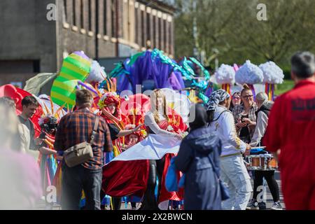 UK. April 2024. Longton Carnival & Pig Walk Parade. Der Longton Pig Walk dreht sich um John Aynsley, der 1886 Bürgermeister von Longton war und half, Spenden für Queen's Park und ein Cottage Hospital zu sammeln. Die Geschichte besagt, dass Aynsley vom Vermieter des Trentham Hotels ein Schwein angeboten wurde, unter der Bedingung, dass er es selbst zum Longton Market fuhr; er vollendete die Leistung und sammelte eine beträchtliche Summe Geld. Jetzt in seinem zweiten Jahr, eine fantastische Veranstaltung, die Longton unterstützt und von seinen Einwohnern genossen wird! Quelle: Phil Crow/Alamy Live News Stockfoto