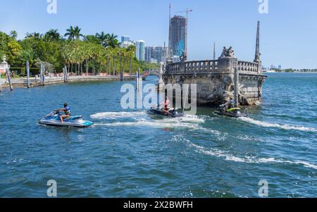 Miami, Florida, USA - 03 11 2024: Fahrer auf Yamaha WaveRunner VX Cruiser HO Jet Ski Boats in den Gewässern der Biscayne Bay vor dem Stone Barge of Stockfoto