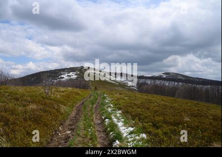 Bieszczady Nationalpark in Südpolen. Die Gipfel von Mala Rawka und Wielka Rawka werden am 20. April 2024 im Bieszczady-Nationalpark in der Nähe der Ustrzyki-Schlucht in Polen gezeigt. Der Bieszczady-Nationalpark ist der drittgrößte Nationalpark Polens in der Woiwodschaft Unterkarpaten im Südosten des Landes. 2021 wurde der Nationalpark zum UNESCO-Weltkulturerbe als Erweiterung der antiken Buchenwälder und Buchenurwälder der Karpaten und anderer Regionen Europas. Ustrzyki Gorne Lutowiska Polen Copyright: XAleksanderxKalkax Stockfoto