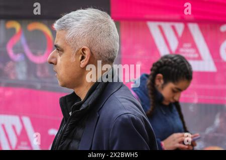 London, Großbritannien. April 2024. Sadiq Khan, Bürgermeister von London, an der Ziellinie des TCS London Marathon. Die Marathonroute 2024 TCS London führt von Greenwich durch die City of London und endet in der Mall in Westminster. Insgesamt werden in diesem Jahr rund 50.000 Teilnehmer erwartet, darunter 20 Abgeordnete, mehrere Gleichaltrige und viele Prominente. Quelle: Imageplotter/Alamy Live News Stockfoto