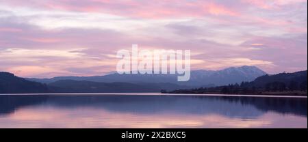 Ein Panoramablick auf Loch Venachar bei Sonnenuntergang, mit Ben Venachar Austragungsort unter den Pink Clouds und Invertrossachs Country House auf dem fernen Hügel Stockfoto