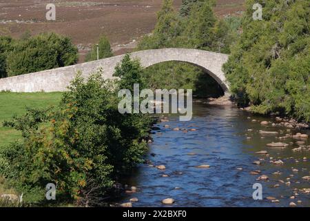 Die Old Single-Arch Bridge über den Fluss Gairn bei Gairnshiel im Cairngorms National Park Stockfoto