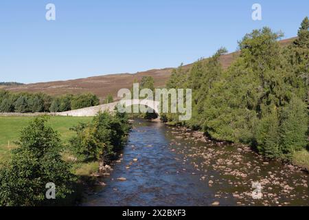 Die alte Brücke (18. Jahrhundert), die den Fluss Gairn bei Gairnshiel im Cairngorms National Park im Spätsommer/frühen Herbst überspannt Stockfoto